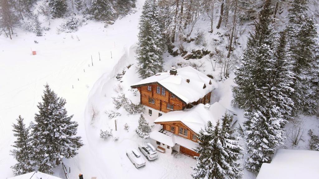 上陶恩MOUNTAINRANGER - Lodge的雪地小木屋,前面有滑雪板