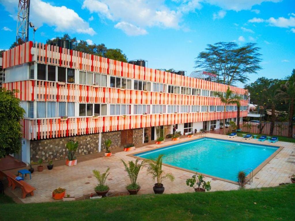 内罗毕Hotel Boulevard Nairobi, City Centre CBD的建筑前的一座带游泳池的建筑