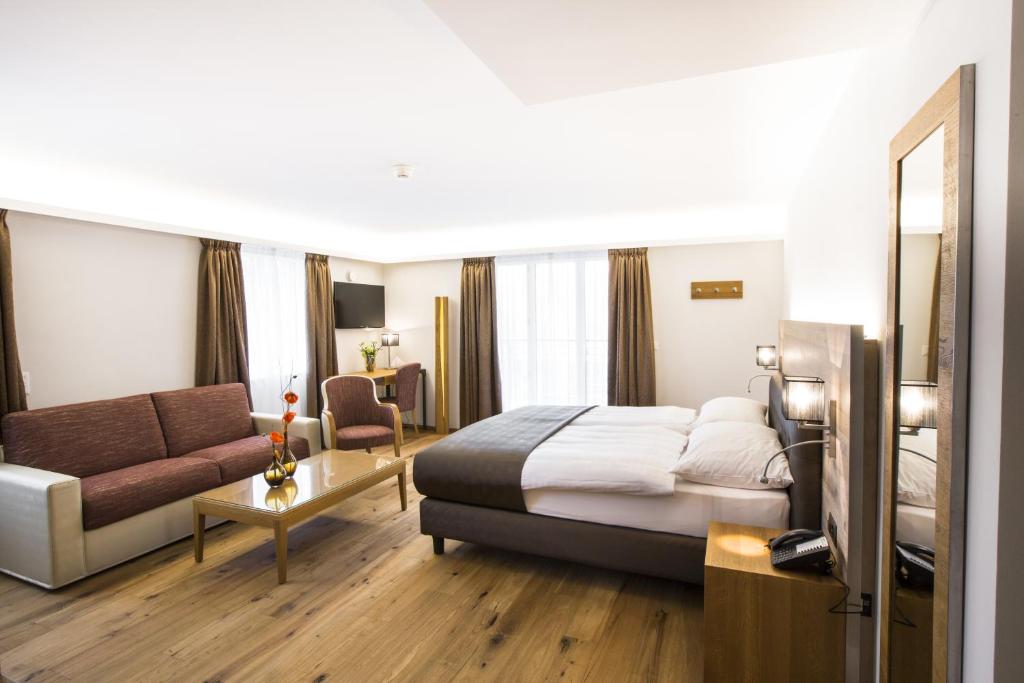 阿维瑞·德文特·彭特乐威哥尼尔罗曼尼克酒店的酒店客房,配有床和沙发