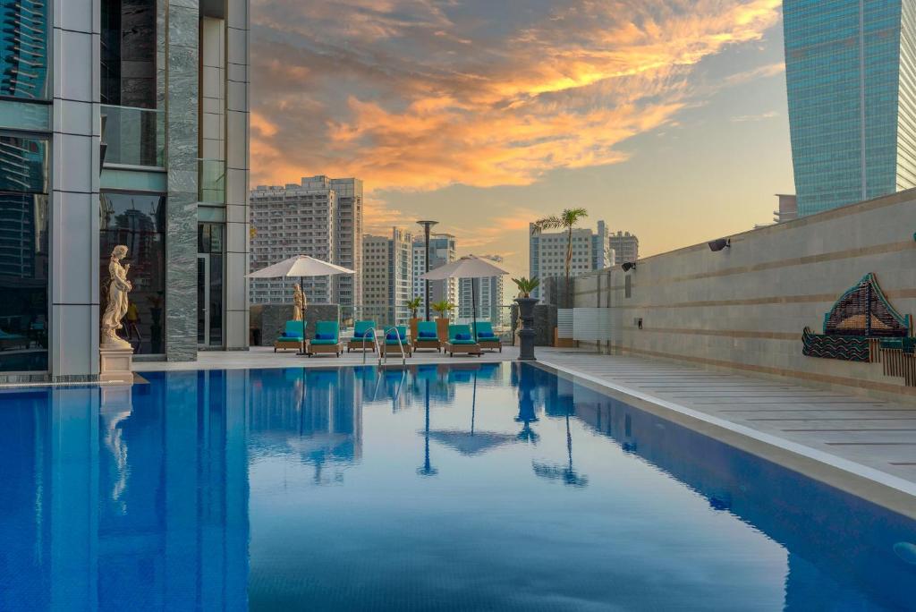 迪拜Grand Millennium Business Bay的一座城市天际线的游泳池