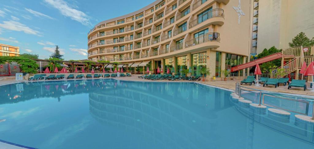 阳光海滩梅纳皇宫酒店 - 全包的酒店前方的大型游泳池