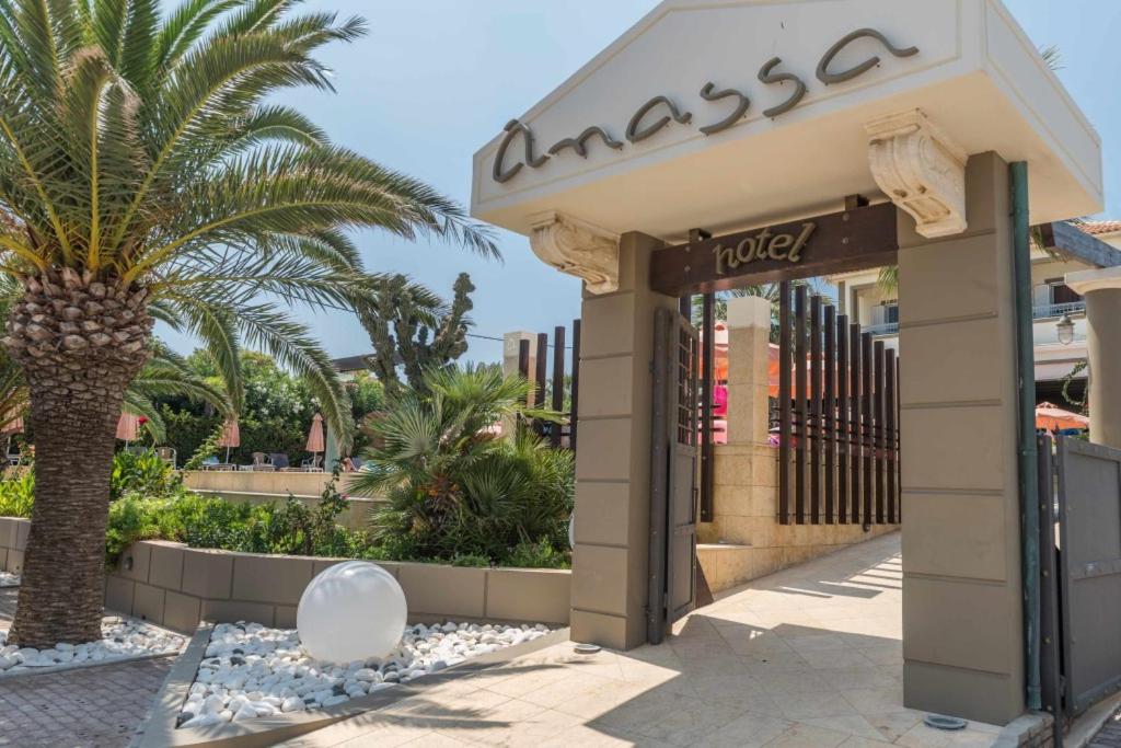 斯卡拉Anassa Hotel的一座建筑前有棕榈树的酒店