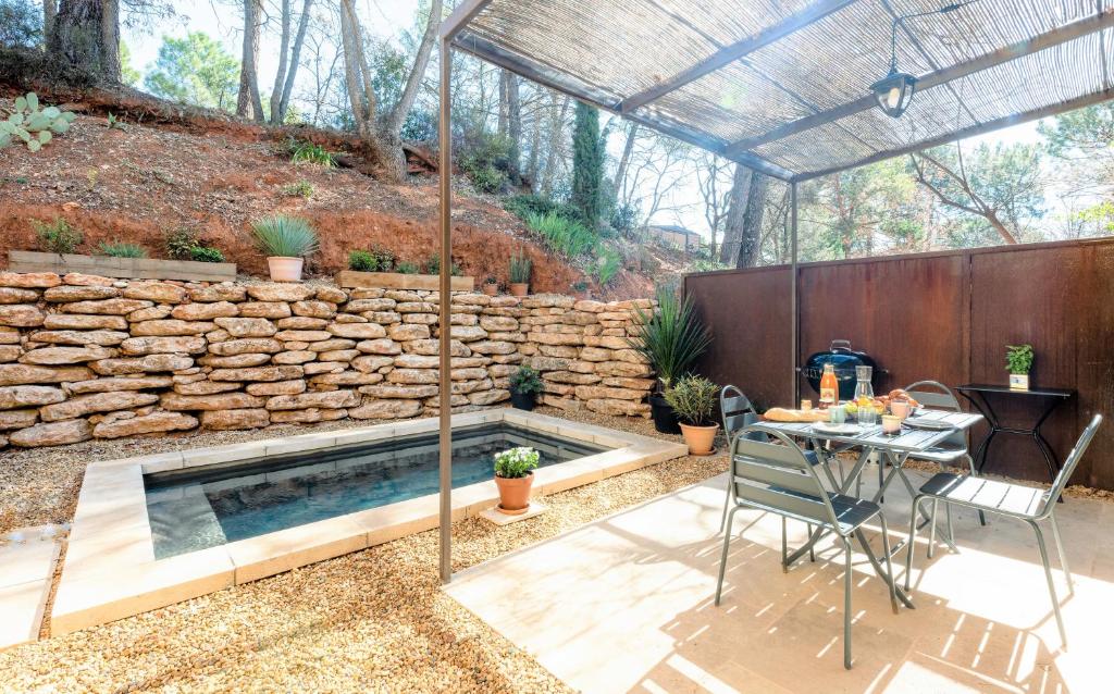 鲁西永Mas du Clos , Tilleul的后院游泳池设有石墙和桌椅