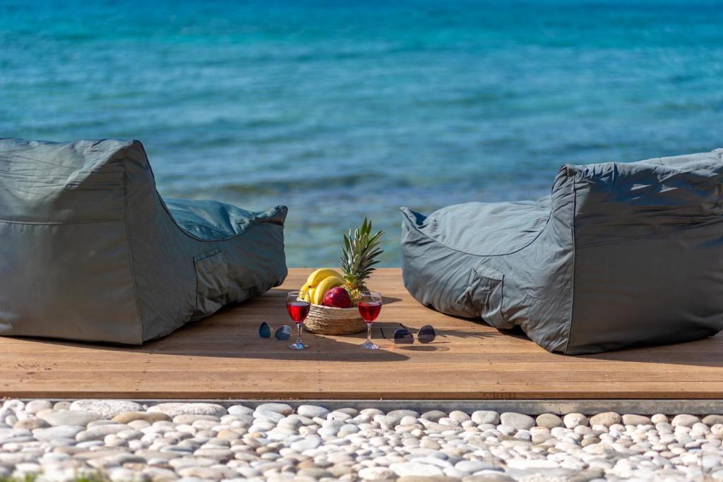 阿约斯尼奇塔斯Junam Private Beachfront Cabins的海滩上的一张桌子和一碗水果