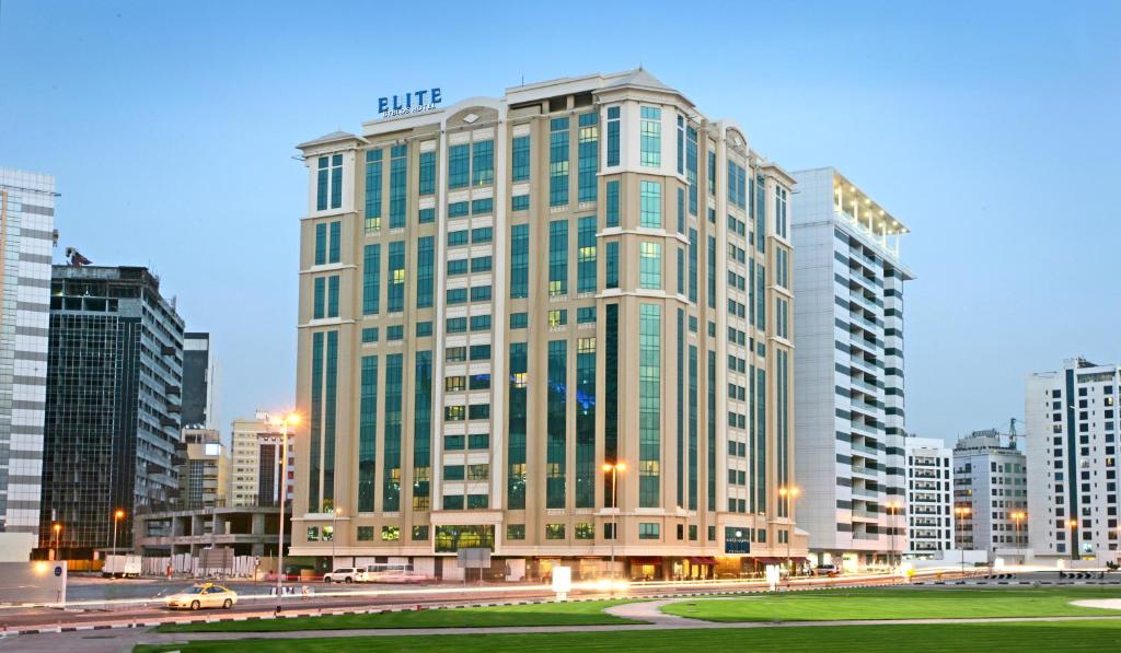 迪拜Elite Byblos Hotel的城市中心高楼
