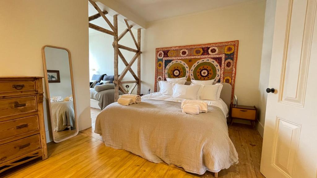 里斯本Eco Luxury apartment LISBOA-Campo de Ourique的一间卧室配有一张大床和镜子