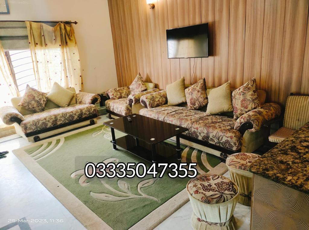 拉合尔Apartment near to Shaukat khanaam lahore的客厅配有沙发和桌子