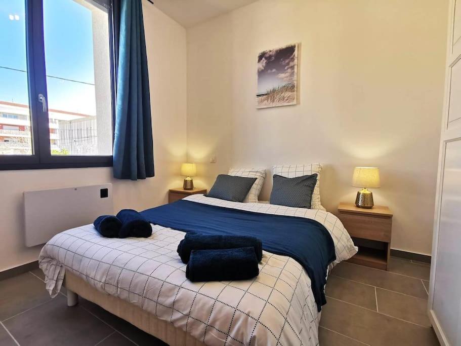米拉马斯Élégant duplex proche du centre-ville的一间卧室配有一张带两个枕头的床