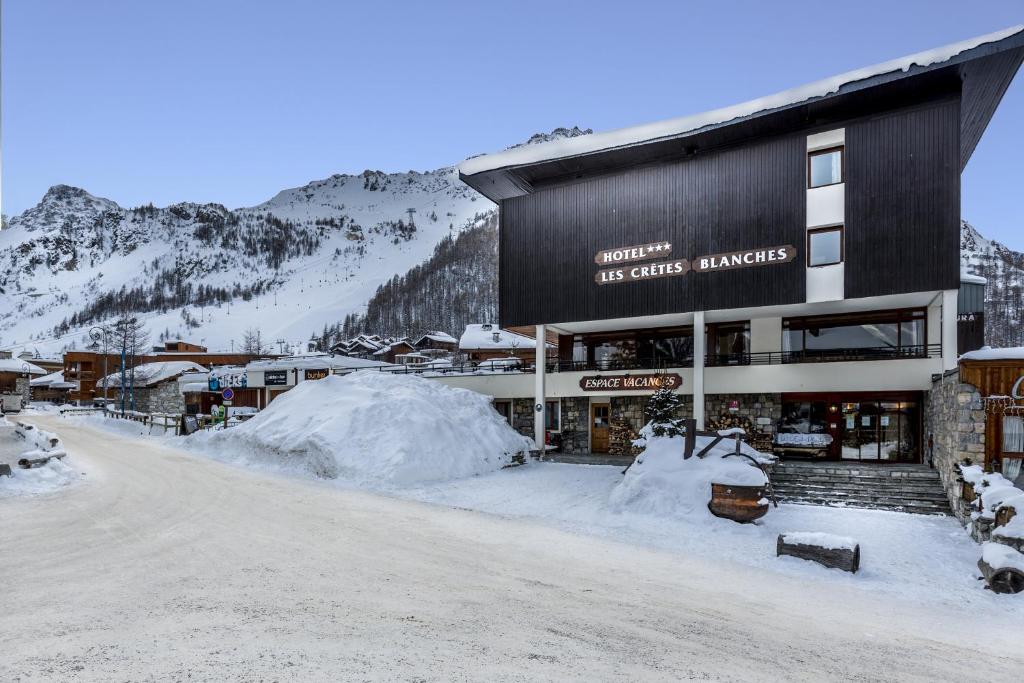 瓦勒迪泽尔科莱特酒店的山前有雪的建筑