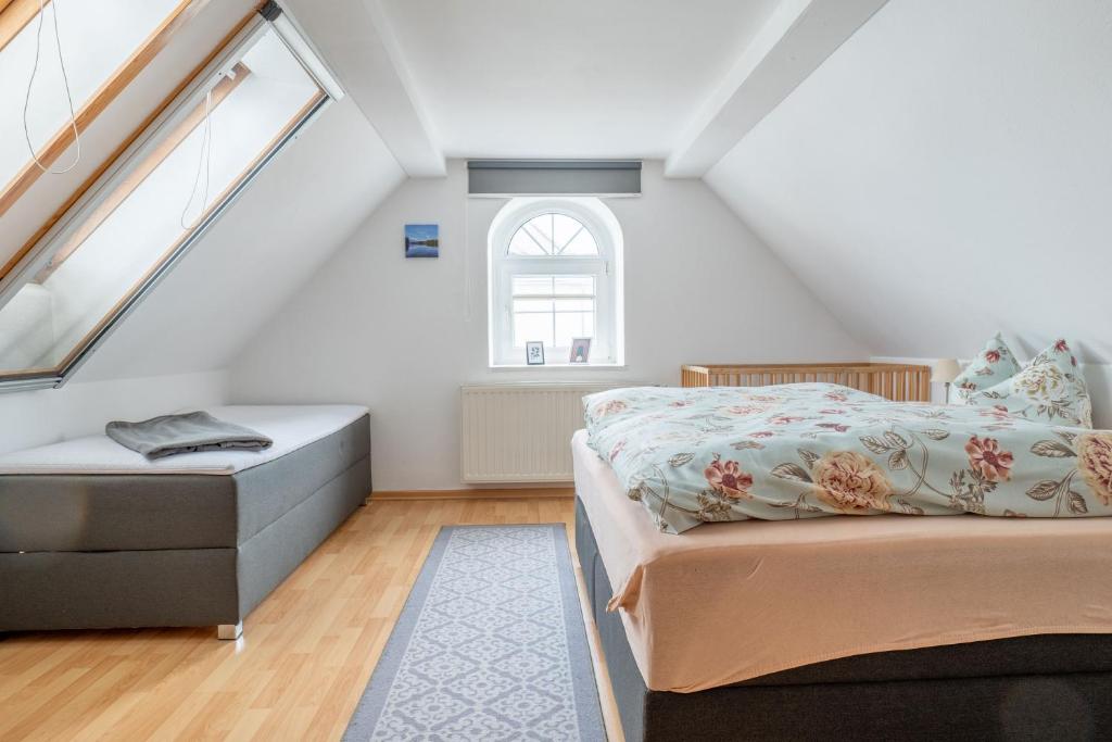 莫里茨堡Hof Türke的阁楼卧室设有床和窗户。