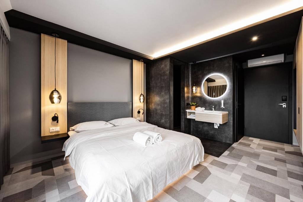 默德林凤凰7号酒店的卧室配有白色大床和水槽