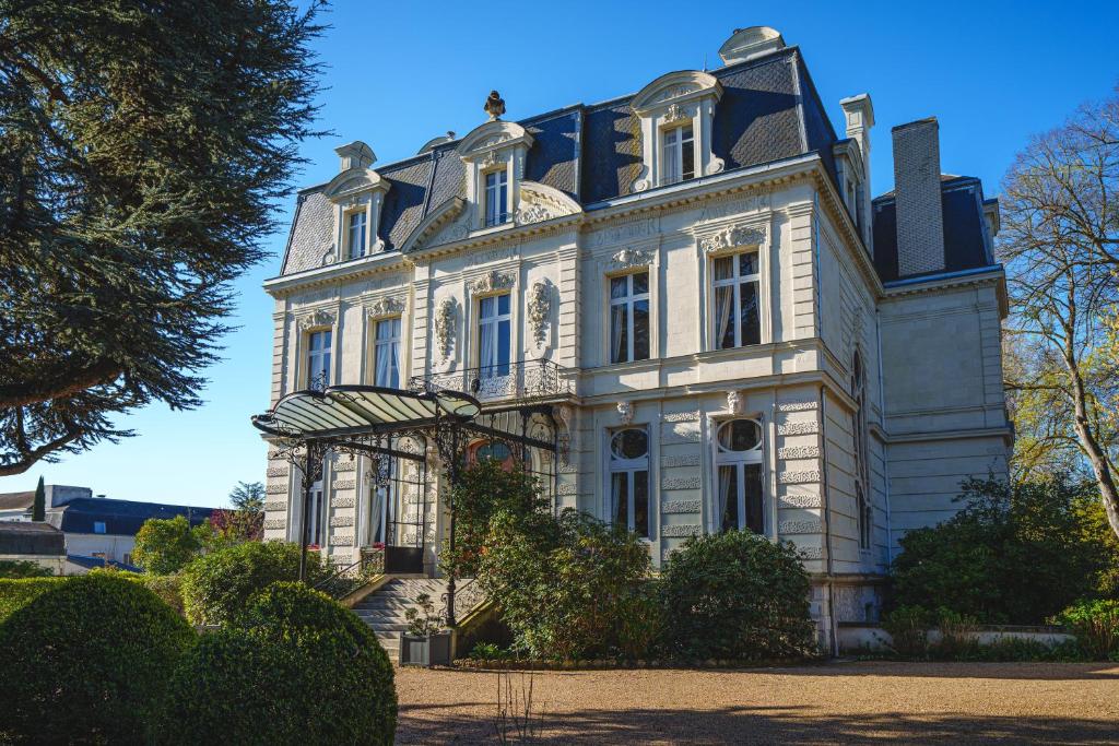 索米尔Château La Marquise的一个大白色房子,有 ⁇ 