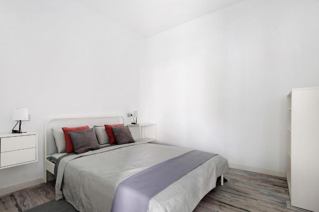 安提瓜La Corte A2的白色卧室配有一张带红色枕头的大床