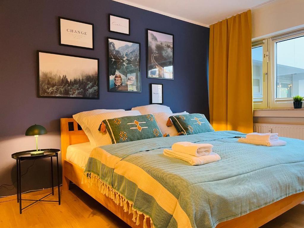科布伦茨Klassen Stay - Gemütliches Apartment - nähe Deutsches Eck - 100m zum Rhein的一间卧室配有带毛巾的床