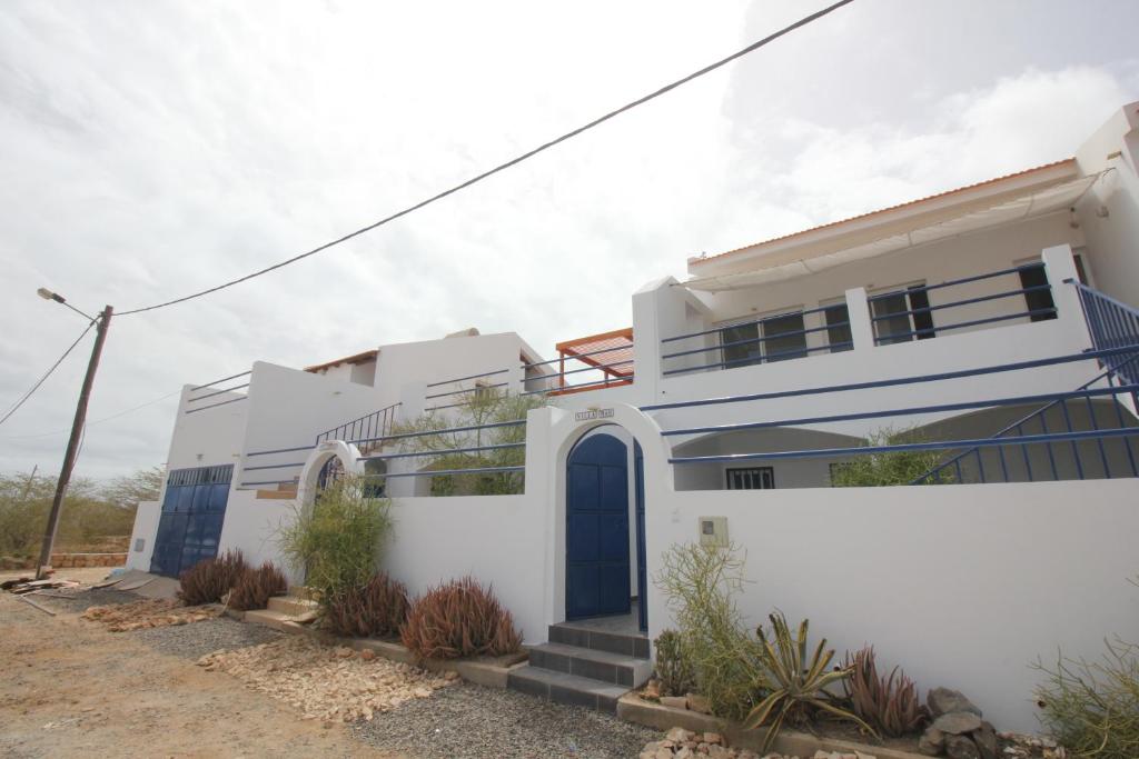 马约城Villa Sol e Mar - Vila do Maio - Ponta Preta的白色的房子,有蓝色的门
