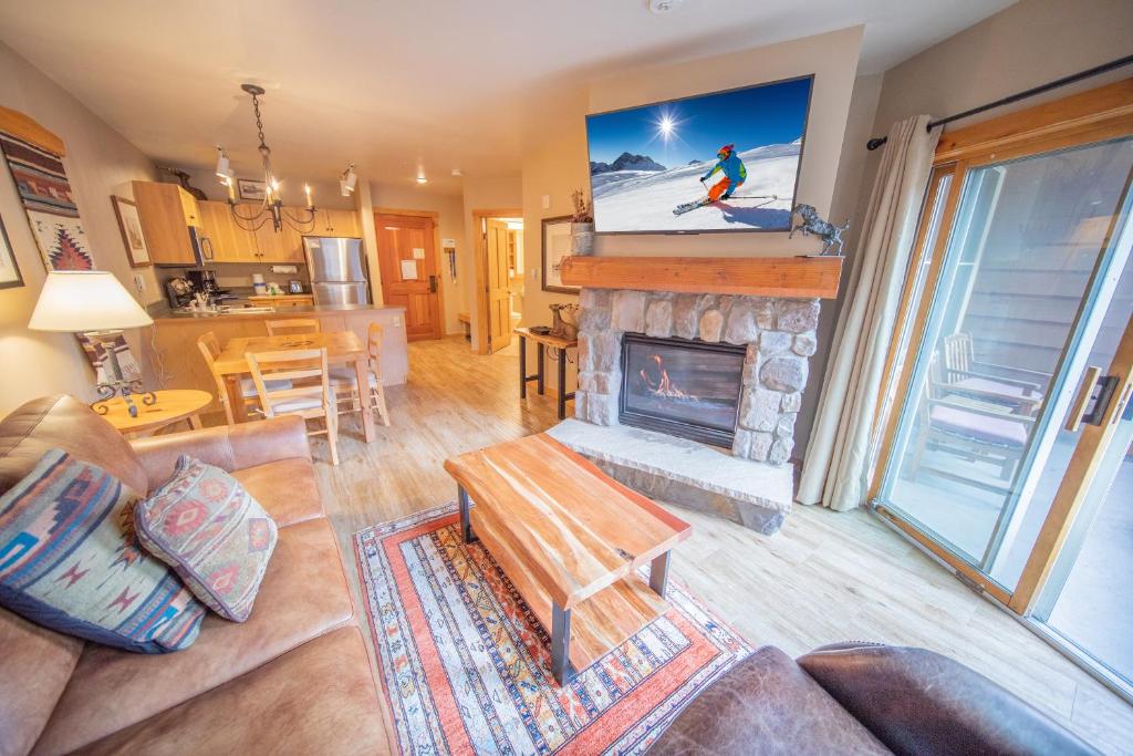 基斯通Buffalo Lodge 8320的客厅设有壁炉和电视。