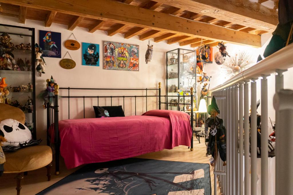 利沃诺LE STREGHE rooms e art con garage的一间卧室配有一张带粉红色床罩的床