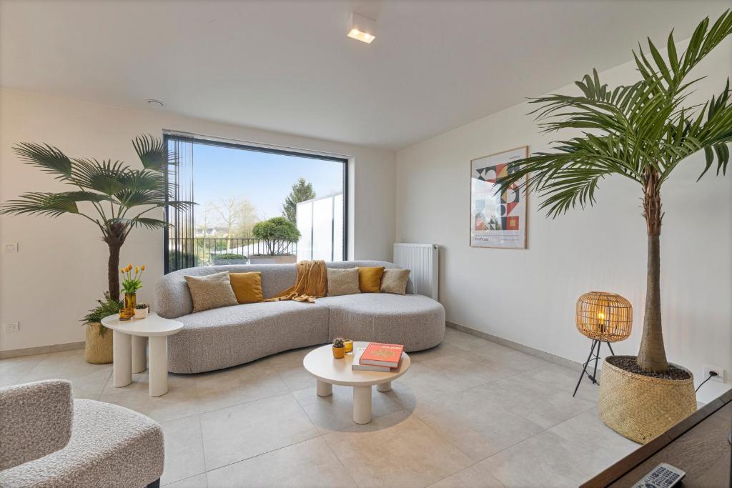 迪克斯梅德Flat Walnes的带沙发和两棵棕榈树的客厅