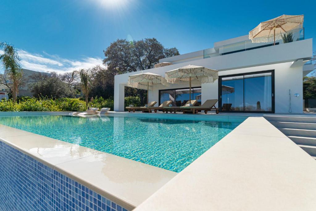 阿斯格罗Gatsby Rhodes-Brand New Seaview Villa的别墅前的游泳池