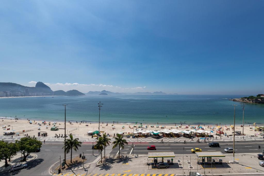 里约热内卢Sofisticado em Copacabana - 2 Suites - A801的很多人都可以欣赏到海滩的景色