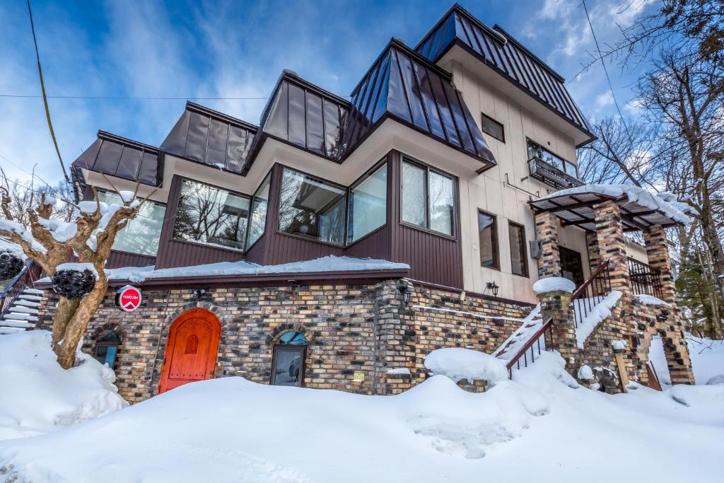 白马村白马村度假屋的雪中带红门的房子