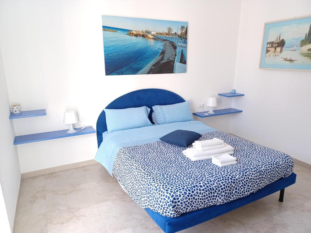 莫诺波利La casa del Gabbo的一间卧室配有蓝色的床和毛巾