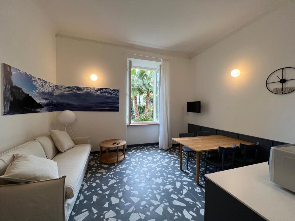 阿拉西奥Alaxia Luxury Apartments的客厅配有沙发和桌子