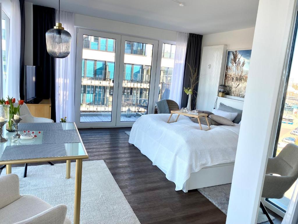 罗斯托克Helles Apartment über den Dächern Rostocks的一间卧室设有一张床和一间客厅。