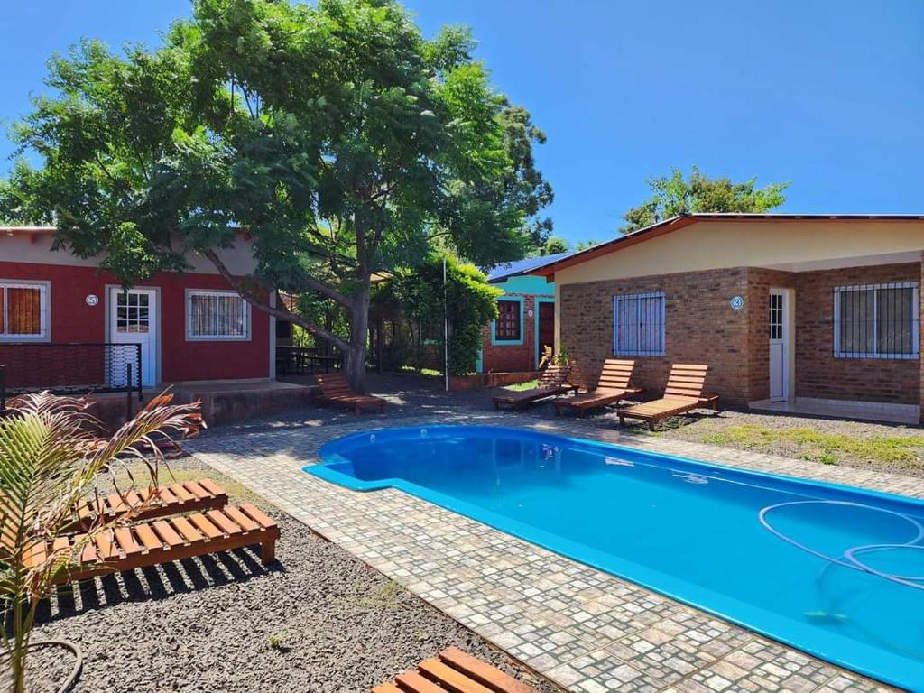 美洲花园RESIDENCIAL LOS ANDES的房屋前的游泳池