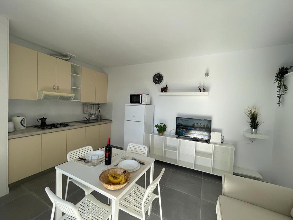 阿罗纳Tenerife Primavera的厨房配有白色的桌椅和桌椅