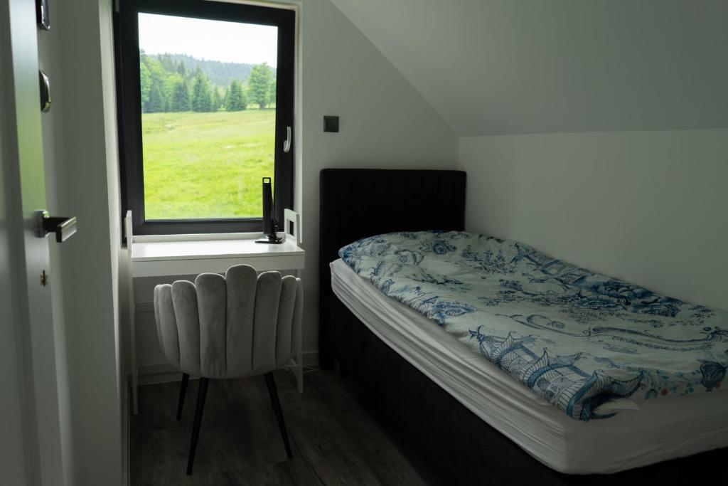 斯克拉斯卡波伦巴Magiczne Miejsce的一间小卧室,配有床和窗户
