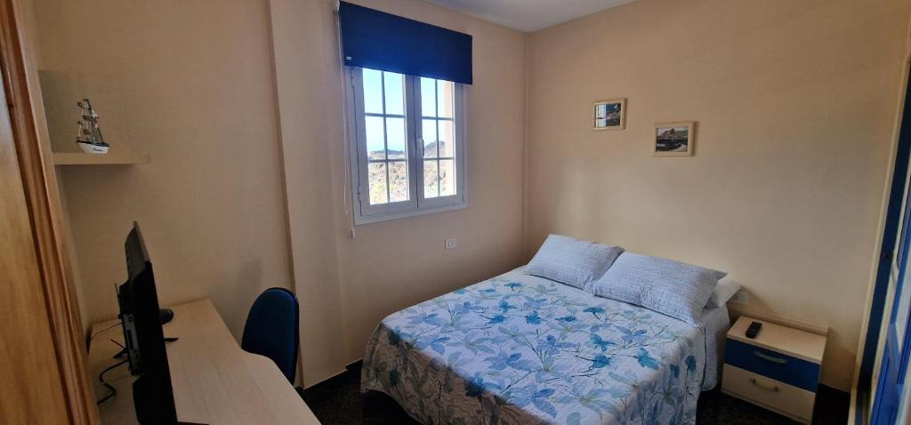 塔马达斯特VV EL OASIS的一间小卧室,配有床和窗户