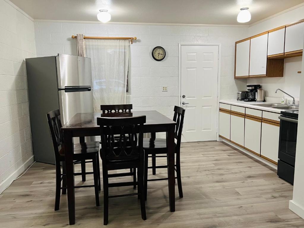 Lake Powell Motel &amp; Apartments的厨房或小厨房