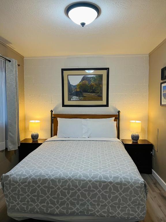 Lake Powell Motel &amp; Apartments客房内的一张或多张床位
