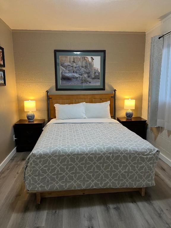 Lake Powell Motel &amp; Apartments客房内的一张或多张床位