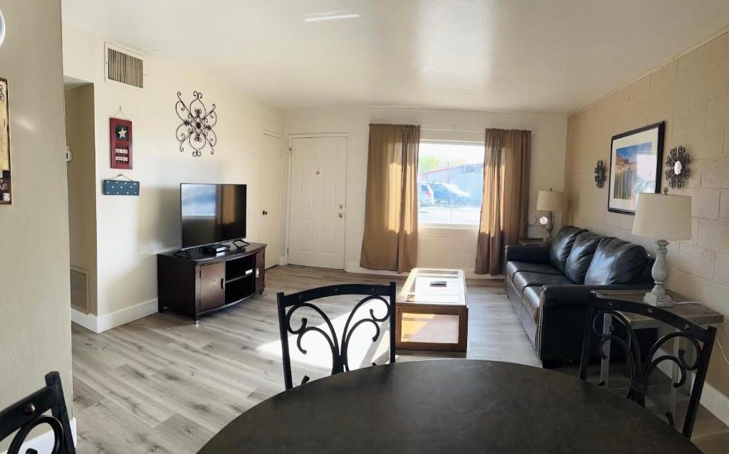 Lake Powell Motel &amp; Apartments的电视和&#47;或娱乐中心
