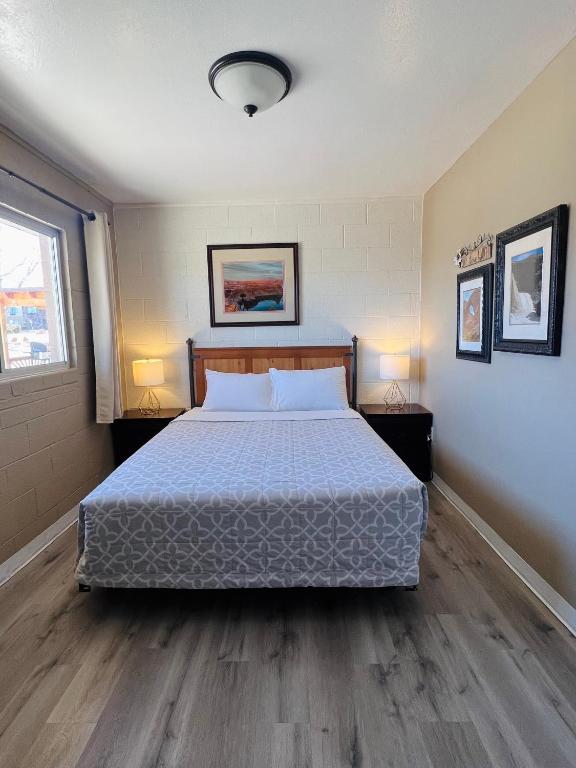 Lake Powell Motel &amp; Apartments客房内的一张或多张床位
