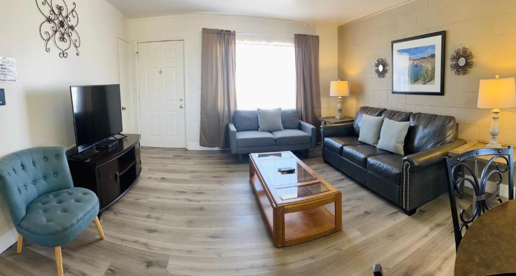 Lake Powell Motel &amp; Apartments的休息区