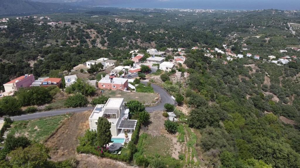 KástellosTraditional Stonebuilt Villa Leonanto, only 5 Km from a Sandy Beach的山丘上房屋的空中景致