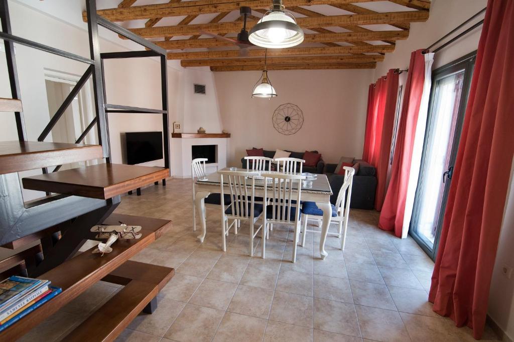 莫奈姆瓦夏Mare e Pietra的客厅配有桌椅和沙发