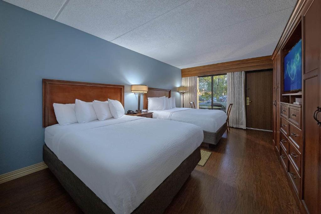 鸽子谷河滨酒店的酒店客房设有两张床和电视。