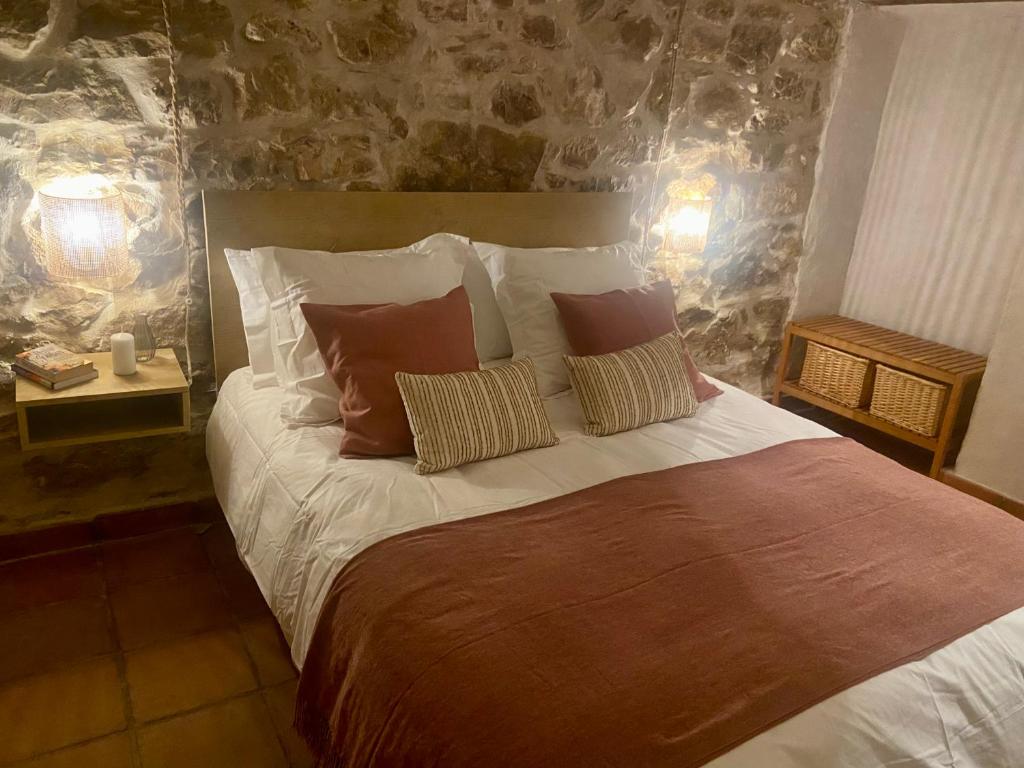 埃尔莫拉尔Posada de Lola的一间卧室配有一张大床和两个枕头