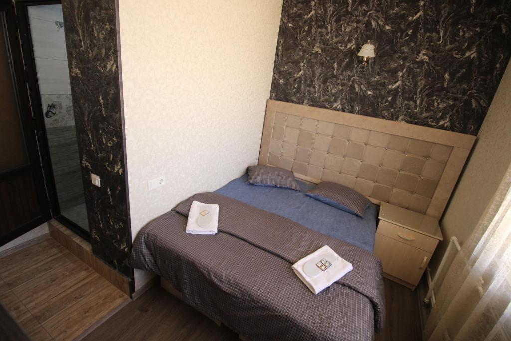 NoratusOazis的一间卧室配有一张床,上面有两条毛巾