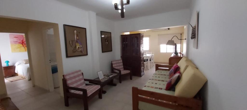 福尔摩沙La Casa de Mirna的带沙发和椅子的客厅以及卧室