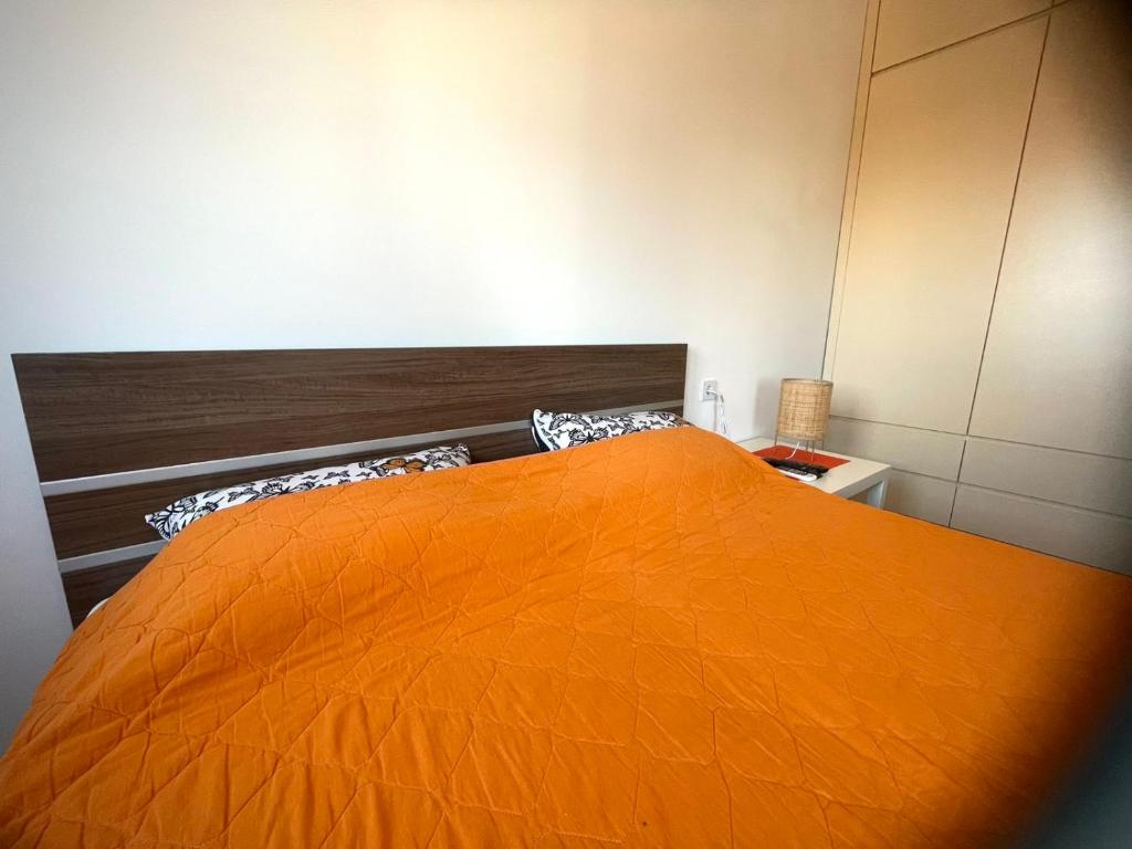 库马诺沃Apartman Nikol的一间卧室,在房间内配有一张橙色的床