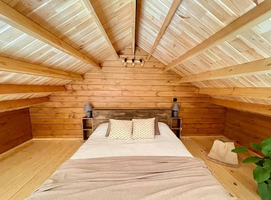 丰沙尔Mountain Eco Shelter 6的木墙客房内的一张大床