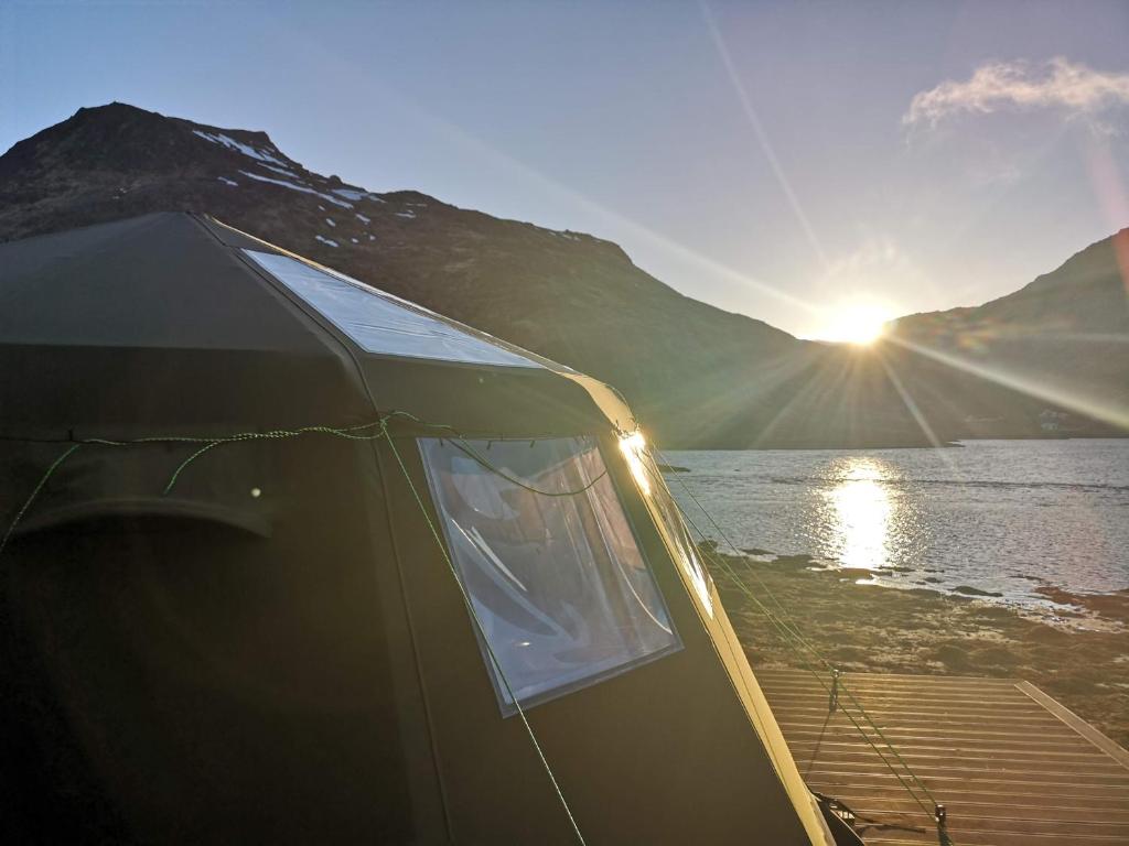 ValbergFLO Lofoten eco glamping的船体上的帐篷