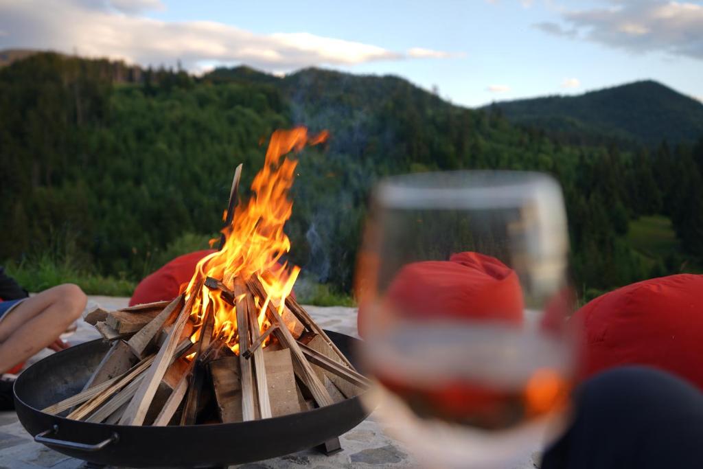 丰达塔NICA Chalet的火坑旁的一杯葡萄酒