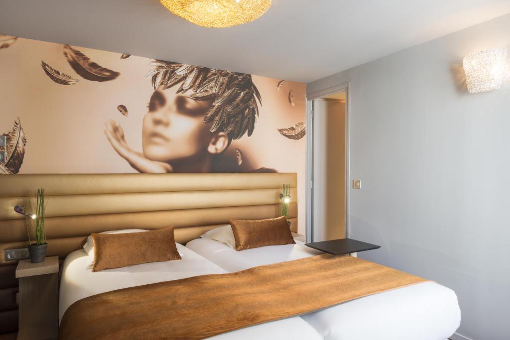 塞纳河畔讷伊勒庞酒店的一间卧室设有两张床,墙上挂着一幅画