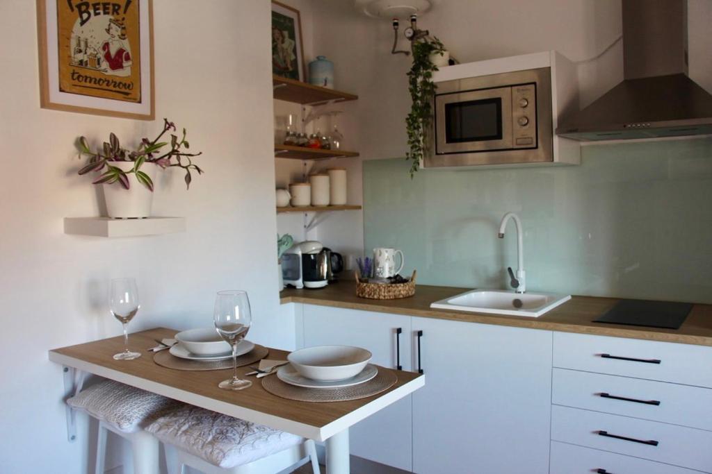 托莱多El Adarve de la Inolda的厨房配有带2个玻璃杯和水槽的桌子